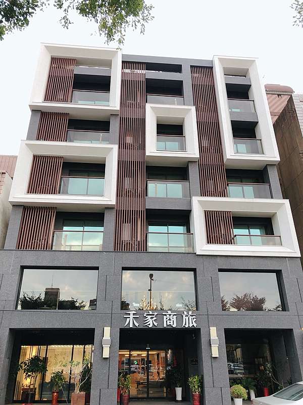 苗栗住宿 禾家商旅 苗栗住宿推薦 房間寬敞舒適 離市區近 全聯就在樓下 魚的視角 痞客邦