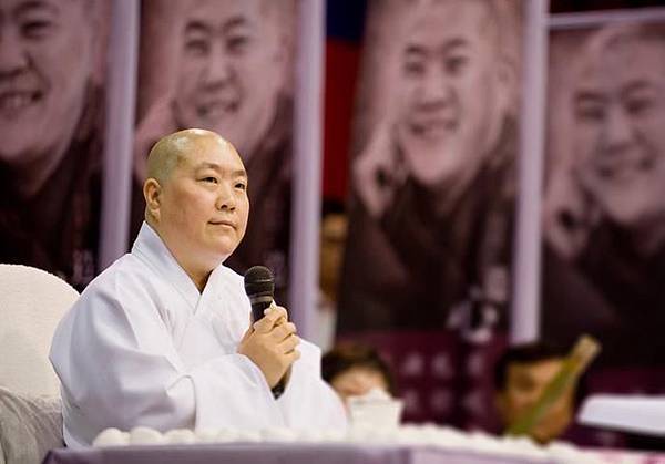 師父白色衣相片 師父白色衣相片
