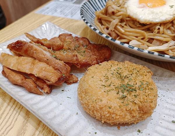 東門市場美食「被耽誤的炒麵店」，一口接一口的香氣四溢的炒麵讓