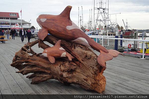 岸邊木雕，大概因為這是賞鯨船碼頭吧！