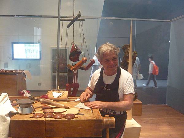 義大利館中現場製作小木偶的工匠
