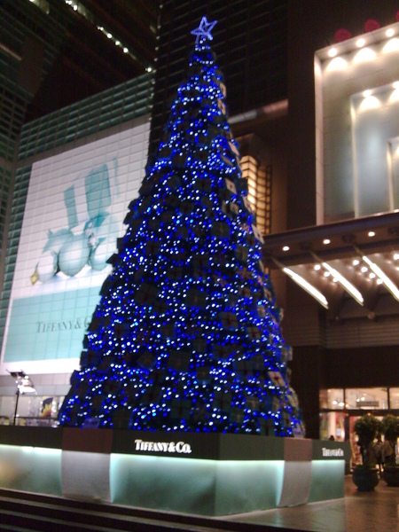 在夜晚時分閃亮的聖誕樹
