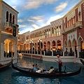 Venetian特別的是他商店街裡有運河跟船