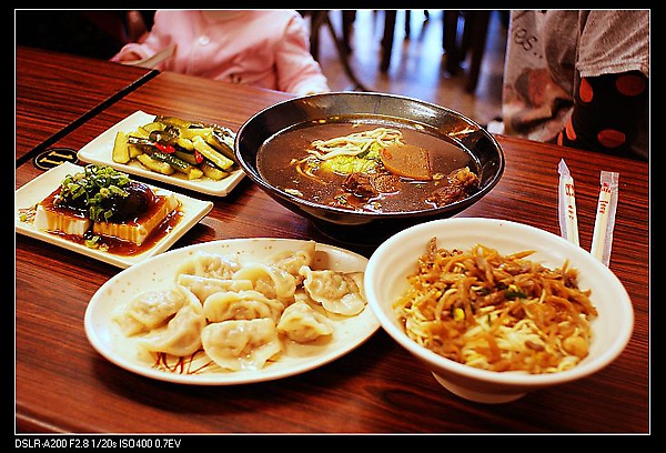 滿桌美食