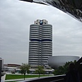 BMW總公司大樓, 有四個引擎意象的建築.JPG