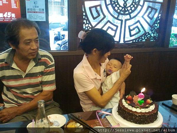 可惜~倫倫還在睡覺>"<