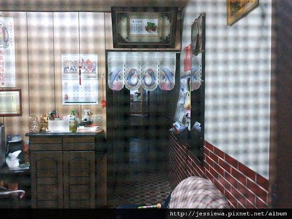 倫聽到外面有聲音~就會在裡面遠遠的看著!是不是爸比媽咪回來啦^^