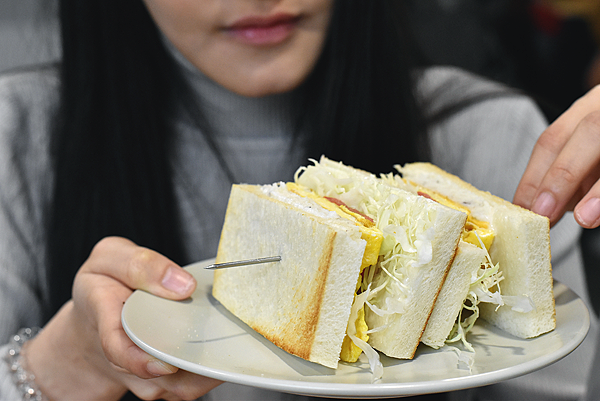 台北大安早餐店-福來早餐// 甜鹹吐司 起司煉乳炸饅頭 東區排隊美食