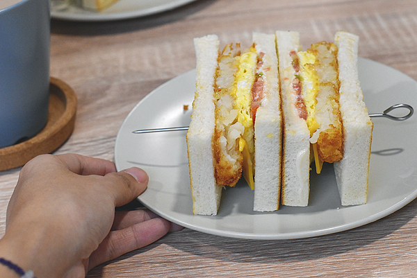 台北大安早餐店-福來早餐// 甜鹹吐司 起司煉乳炸饅頭 東區排隊美食