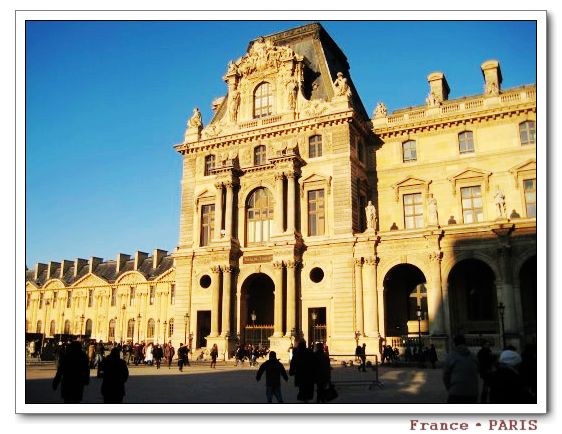 Musee louvre_outside4.jpg