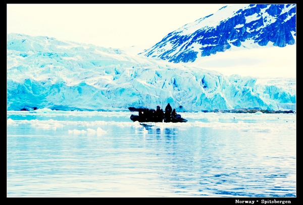 Spitsbergen_zodiacs.jpg