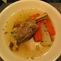 義式香草燉羊膝$420,肉質不錯但上菜時湯有點冷喝起來怕怕.