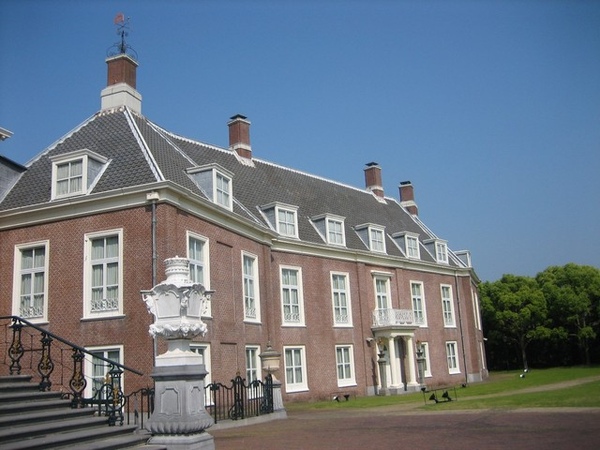 荷蘭女王感念,於是命名此宮為&quot;豪斯登堡&quot;