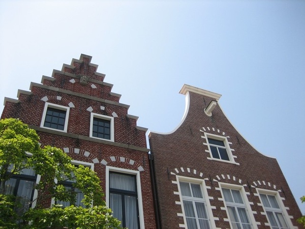 荷蘭建築的屋頂都滿特別的~