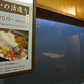 飯店其他餐廳外面水族箱,有小捲生魚片,看起來好好吃的樣子~