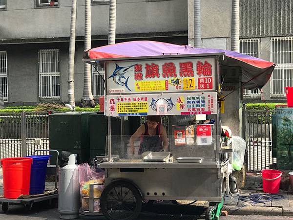 （龍山寺美食）東港旗魚黑輪～佛心老闆撐不下去了！一支只要１５