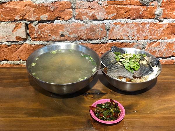 ＋（松江南京小吃）台南無刺虱目魚-肉燥飯上鋪滿虱目魚皮 鮮甜