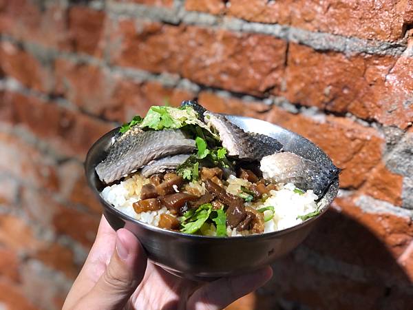 ＋（松江南京小吃）台南無刺虱目魚-肉燥飯上鋪滿虱目魚皮 鮮甜