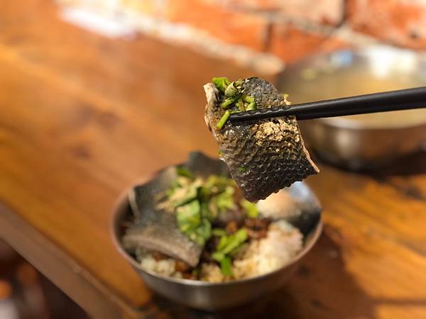＋（松江南京小吃）台南無刺虱目魚-肉燥飯上鋪滿虱目魚皮 鮮甜