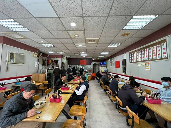 （台北牛肉麵）順口牛肉麵～排骨麵、牛肉飯便宜又大碗～免費牛肉