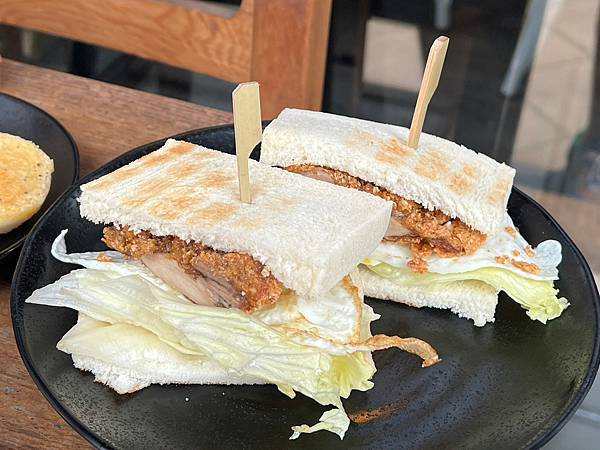 （桃園早餐）吃這炭火土司～酥炸雞腿蛋吐司、香濃厚奶茶、酥炸雞