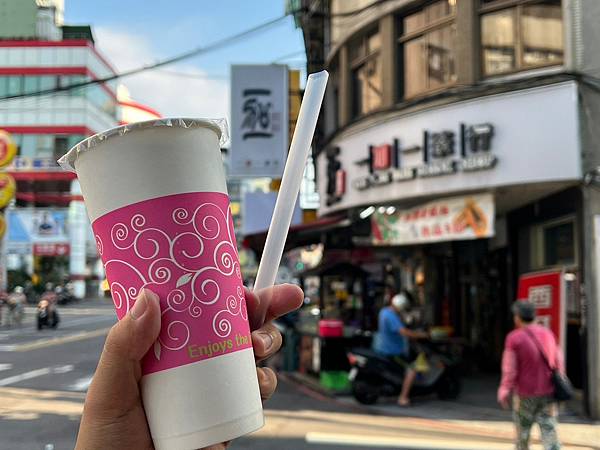 +（新莊飲料）一加一茶行新莊店～新莊人大推便宜又好喝！超大杯