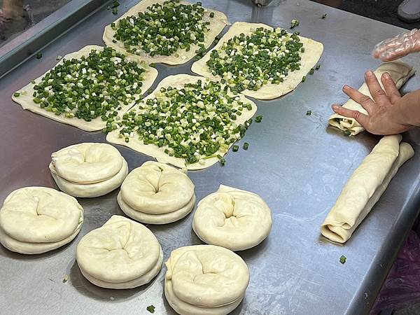 ＊（蘆洲排隊美食）蘆洲王家手作蔥餅～蘆洲夜市湧蓮寺排隊小吃！