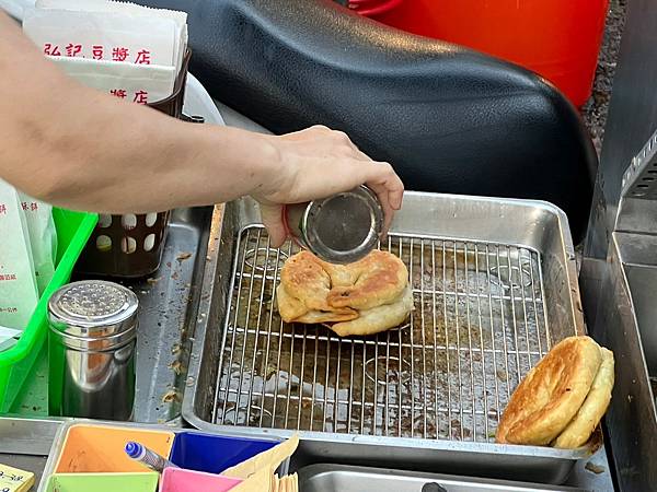 ＊（蘆洲排隊美食）蘆洲王家手作蔥餅～蘆洲夜市湧蓮寺排隊小吃！