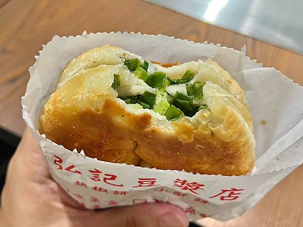 ＊（蘆洲排隊美食）蘆洲王家手作蔥餅～蘆洲夜市湧蓮寺排隊小吃！