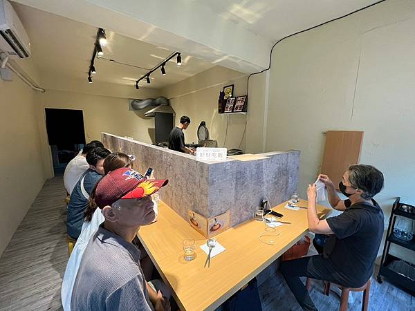 (信義咖哩)老莫派咖哩2023新開幕松菸咖哩專賣店!炸蝦、