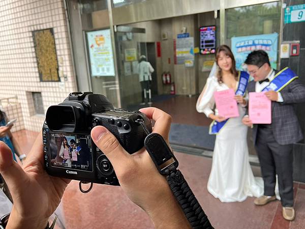 （結婚登記懶人包）紅氣球自助婚紗～專業妝髮、絕美婚紗、獨家西