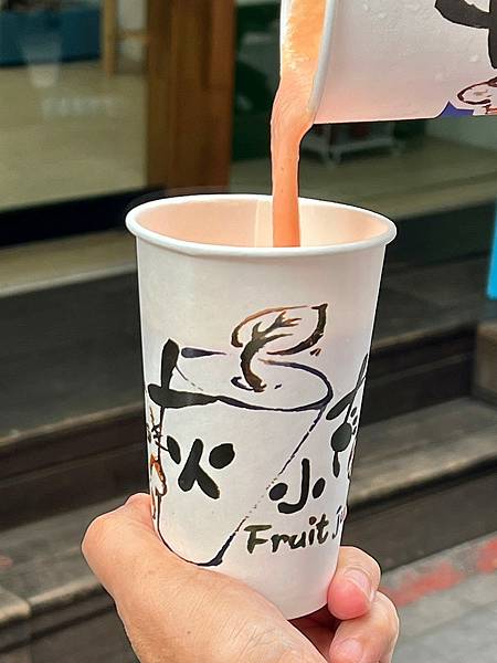 *（士林果汁）灰小丸果汁店～新鮮現打果汁、獨特西瓜水梨汁、超