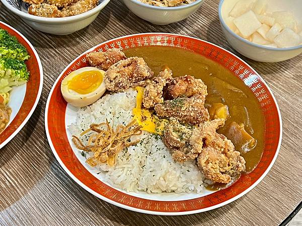 ＋（板橋咖哩）小吉咖哩文化店～超濃咖哩飯專賣店！土魠魚、獅子