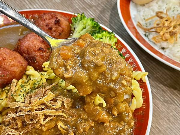 ＋（板橋咖哩）小吉咖哩文化店～超濃咖哩飯專賣店！土魠魚、獅子