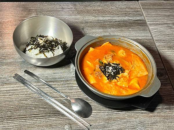 ＋（台中韓式料理）摸摸韓食堂台中一中店～料多泡菜豆腐鍋、必點