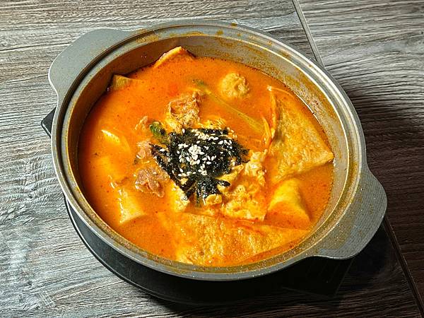 ＋（台中韓式料理）摸摸韓食堂台中一中店～料多泡菜豆腐鍋、必點