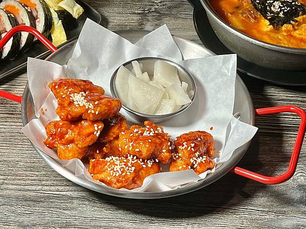 ＋（台中韓式料理）摸摸韓食堂台中一中店～料多泡菜豆腐鍋、必點