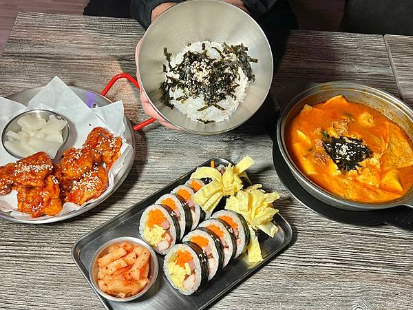 ＋（台中韓式料理）摸摸韓食堂台中一中店～料多泡菜豆腐鍋、必點