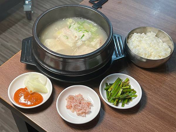 （安平美食）庫霸豬肉湯飯～台南最好吃韓國料理推薦！鮮甜道地豬