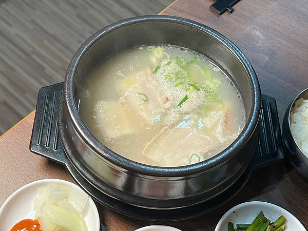 （安平美食）庫霸豬肉湯飯～台南最好吃韓國料理推薦！鮮甜道地豬