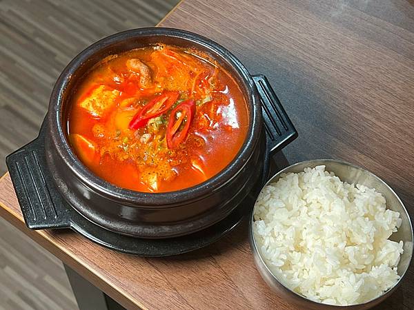 （安平美食）庫霸豬肉湯飯～台南最好吃韓國料理推薦！鮮甜道地豬