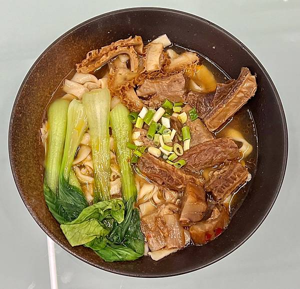 ＋（左營美食）芳雲齊魯家牛肉麵～吮指回味眷村美味！ 精燉牛三