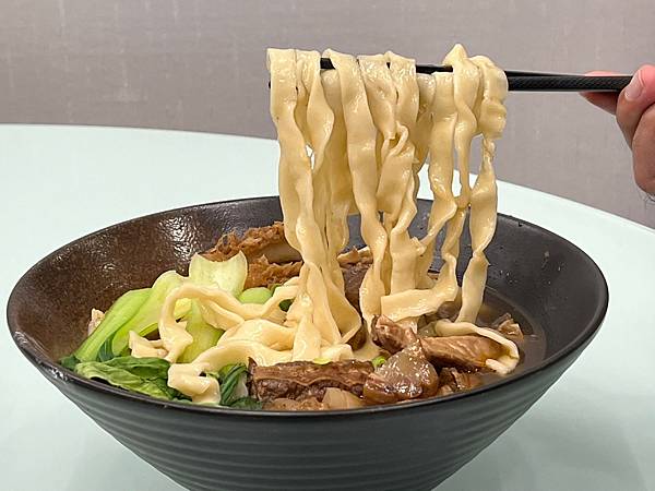 ＋（左營美食）芳雲齊魯家牛肉麵～吮指回味眷村美味！ 精燉牛三