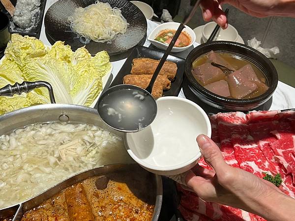 （內湖火鍋）騰爐酸菜白肉鍋～特製酸菜白肉鍋Ｘ正宗川味麻辣鍋～