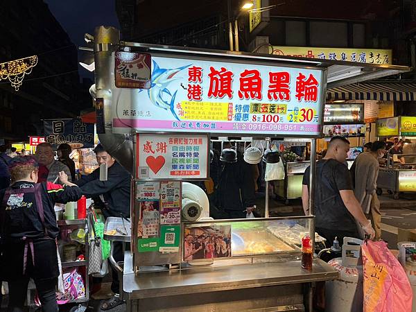 （龍山寺美食）東港旗魚黑輪～佛心老闆撐不下去了！一支只要１５