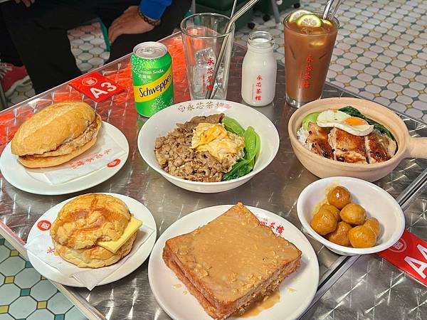 （內壢美食）永芯茶檔茶餐廳～桃園高人氣港式專賣店！豬扒肉公仔