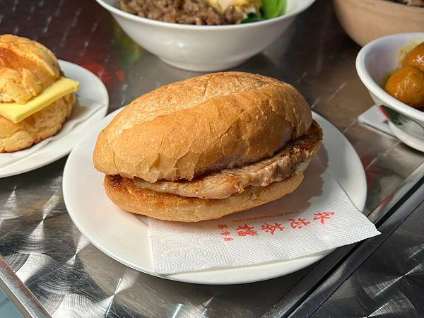 （內壢美食）永芯茶檔茶餐廳～桃園高人氣港式專賣店！豬扒肉公仔