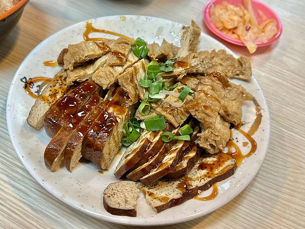 （台北便宜美食）永吉油飯～信義區居然有賣這麼便宜！超大碗油飯