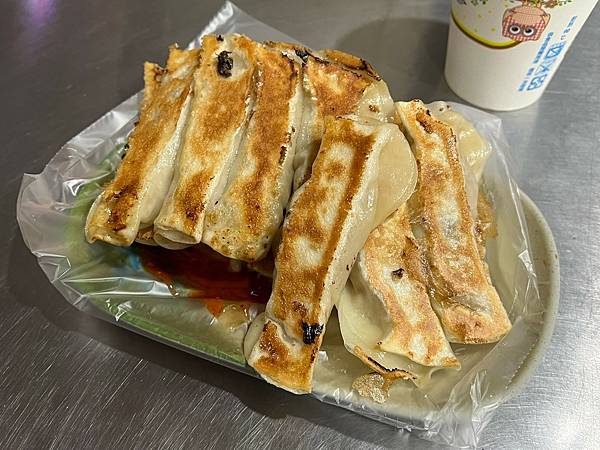 （府中美食）董記水煎包鍋貼～超好吃手工鍋貼只要５元！皮Q彈、