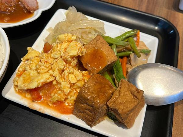 （台北車站美食）金窗.駅讚味飯～料好實在台式便當！自選４道配